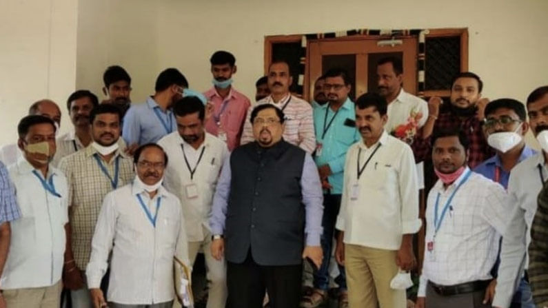 ಮಾಸ್ಕ್ ಧರಿಸದೆ, ಸಾಮಾಜಿಕ ಅಂತರ ಕಾಯ್ದುಕೊಳ್ಳದೆ ಸಹೋದ್ಯೋಗಿಗಳ ಜೊತೆ ಫೋಟೋ ತೆಗೆಸಿಕೊಂಡು ಸಾರ್ವಜನಿಕರ ಟೀಕೆಗೆ ಗುರಿಯಾದ ಹಾವೇರಿ ಜಿಲ್ಲಾಧಿಕಾರಿ ಮಾಸ್ಕ್ ಧರಿಸದೆ, ಸಾಮಾಜಿಕ ಅಂತರ ಕಾಯ್ದುಕೊಳ್ಳದೆ ಸಹೋದ್ಯೋಗಿಗಳ ಜೊತೆ ಫೋಟೋ ತೆಗೆಸಿಕೊಂಡು ಸಾರ್ವಜನಿಕರ ಟೀಕೆಗೆ ಗುರಿಯಾದ ಹಾವೇರಿ ಜಿಲ್ಲಾಧಿಕಾರಿ