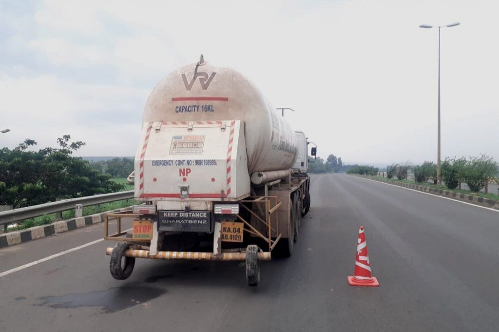 Huge oxygen tanker met with accident near belagavi 5