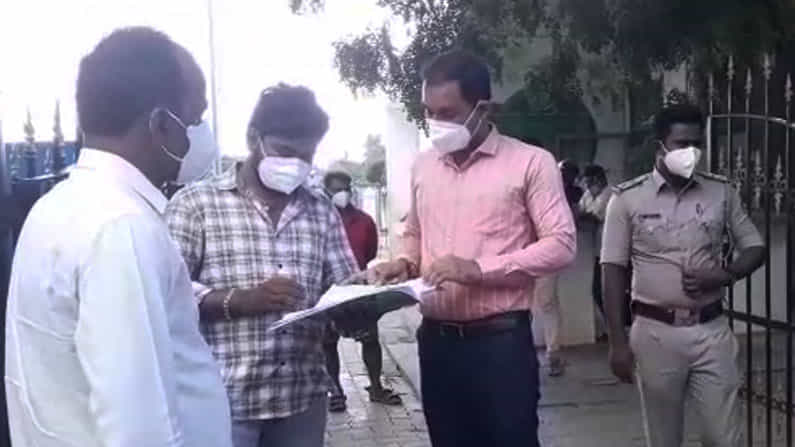 ದಾವಣಗೆರೆಯ ಇಂದಿರಾ ಕ್ಯಾಂಟೀನ್ನಲ್ಲಿ ಗೋಲ್ಮಾಲ್; ತಹಶೀಲ್ದಾರ್ ದಾಳಿ ವೇಳೆ ಅಕ್ರಮ ಬಯಲು ದಾವಣಗೆರೆಯ ಇಂದಿರಾ ಕ್ಯಾಂಟೀನ್ನಲ್ಲಿ ಗೋಲ್ಮಾಲ್; ತಹಶೀಲ್ದಾರ್ ದಾಳಿ ವೇಳೆ ಅಕ್ರಮ ಬಯಲು