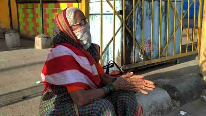 ಕೊಪ್ಪಳ ಸಂಪೂರ್ಣ ಲಾಕ್ಡೌನ್: ಊರಿಗೆ ತೆರಳಲು ಬಸ್, ಆಟೋಗಳಿಲ್ಲದೆ ಅಜ್ಜಿ ಪರದಾಟ