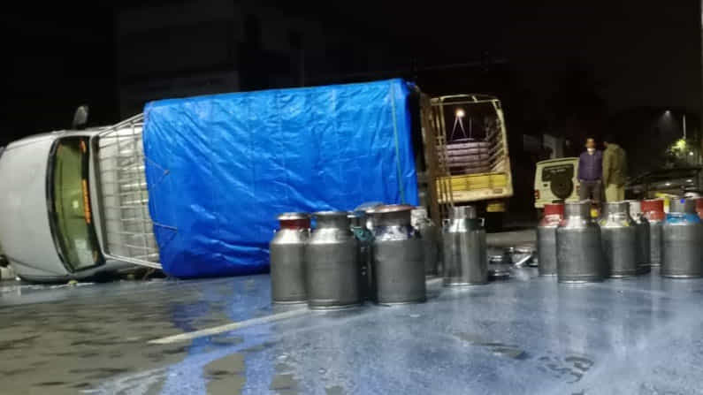 ನಾಯಿಗೆ ಡಿಕ್ಕಿಯಾಗುವುದನ್ನು ತಪ್ಪಿಸಲು ಹೋದ ಹಾಲಿನ ವಾಹನ ಪಲ್ಟಿ; 1 ಸಾವಿರ ಲೀಟರ್ ಹಾಲು ರಸ್ತೆ ಪಾಲು ನಾಯಿಗೆ ಡಿಕ್ಕಿಯಾಗುವುದನ್ನು ತಪ್ಪಿಸಲು ಹೋದ ಹಾಲಿನ ವಾಹನ ಪಲ್ಟಿ; 1 ಸಾವಿರ ಲೀಟರ್ ಹಾಲು ರಸ್ತೆ ಪಾಲು
