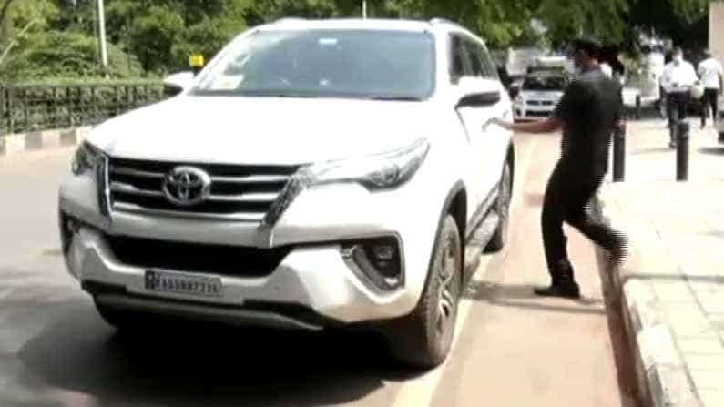 ಚಿನ್ನಸ್ವಾಮಿ ಸ್ಟೇಡಿಯಂ ಬಳಿ ಎಂಎಲ್ಸಿ ಬೋರ್ಡ್ ಅಳವಡಿಸಿದ್ದ ಫಾರ್ಚುನರ್ ಕಾರು ಸೀಜ್; ಪೊಲೀಸರಿಗೆ ಫೋನ್ನಲ್ಲೇ ಸೂಚನೆ ಕೊಟ್ಟ ವ್ಯಕ್ತಿ! ಚಿನ್ನಸ್ವಾಮಿ ಸ್ಟೇಡಿಯಂ ಬಳಿ ಎಂಎಲ್ಸಿ ಬೋರ್ಡ್ ಅಳವಡಿಸಿದ್ದ ಫಾರ್ಚುನರ್ ಕಾರು ಸೀಜ್; ಪೊಲೀಸರಿಗೆ ಫೋನ್ನಲ್ಲೇ ಸೂಚನೆ ಕೊಟ್ಟ ವ್ಯಕ್ತಿ!
