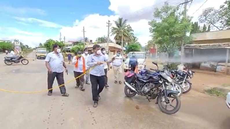 ಕೊರೊನಾ ಸೋಂಕಿತರ ಸಂಖ್ಯೆ ಹೆಚ್ಚಿರುವ ಗ್ರಾಮಕ್ಕೆ ತೆರಳಿ ಸ್ಯಾನಿಟೈಸರ್ ಸಿಂಪಡಿಸಿದ ರೇಣುಕಾಚಾರ್ಯ ಕೊರೊನಾ ಸೋಂಕಿತರ ಸಂಖ್ಯೆ ಹೆಚ್ಚಿರುವ ಗ್ರಾಮಕ್ಕೆ ತೆರಳಿ ಸ್ಯಾನಿಟೈಸರ್ ಸಿಂಪಡಿಸಿದ ರೇಣುಕಾಚಾರ್ಯ