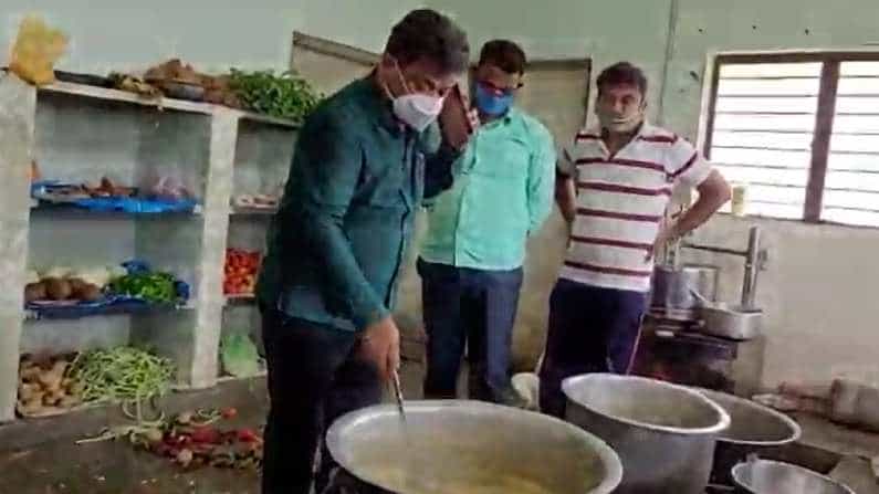 ದಾವಣಗೆರೆ: ಕೊವಿಡ್ ಕೇರ್ ಸೆಂಟರ್ಗೆ ಭೇಟಿ ನೀಡಿ ಸೋಂಕಿತರಿಗೆ ಧೈರ್ಯ ತುಂಬಿದ ಶಾಸಕ ರೇಣುಕಾಚಾರ್ಯ ದಾವಣಗೆರೆ: ಕೊವಿಡ್ ಕೇರ್ ಸೆಂಟರ್ಗೆ ಭೇಟಿ ನೀಡಿ ಸೋಂಕಿತರಿಗೆ ಧೈರ್ಯ ತುಂಬಿದ ಶಾಸಕ ರೇಣುಕಾಚಾರ್ಯ