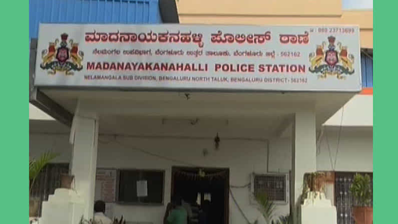 ಮದ್ಯದ ನಶೆಯಲ್ಲಿ ತಲೆ ಮೇಲೆ ಕಲ್ಲು ಎತ್ತಿ ಹಾಕಿ ಬೆಂಗಳೂರಿನಲ್ಲಿ ವ್ಯಕ್ತಿಯ ಬರ್ಬರ ಕೊಲೆ ಮದ್ಯದ ನಶೆಯಲ್ಲಿ ತಲೆ ಮೇಲೆ ಕಲ್ಲು ಎತ್ತಿ ಹಾಕಿ ಬೆಂಗಳೂರಿನಲ್ಲಿ ವ್ಯಕ್ತಿಯ ಬರ್ಬರ ಕೊಲೆ