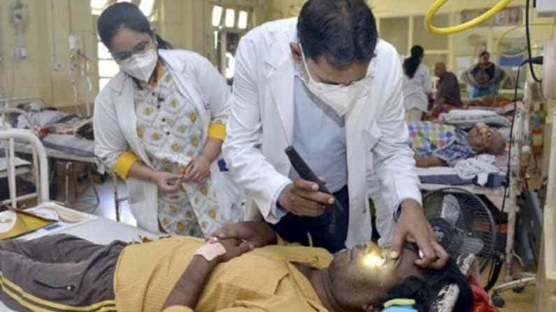ಕರ್ನಾಟಕದಲ್ಲಿ 959 ಮಂದಿಯಲ್ಲಿ ಕಾಣಿಸಿಕೊಂಡ ಬ್ಲ್ಯಾಕ್ ಫಂಗಸ್, ಜೀವ ಉಳಿಸಲು ಆಸ್ಪತ್ರೆಗಳಲಿಲ್ಲ ಔಷಧಿ ಕರ್ನಾಟಕದಲ್ಲಿ 959 ಮಂದಿಯಲ್ಲಿ ಕಾಣಿಸಿಕೊಂಡ ಬ್ಲ್ಯಾಕ್ ಫಂಗಸ್, ಜೀವ ಉಳಿಸಲು ಆಸ್ಪತ್ರೆಗಳಲಿಲ್ಲ ಔಷಧಿ