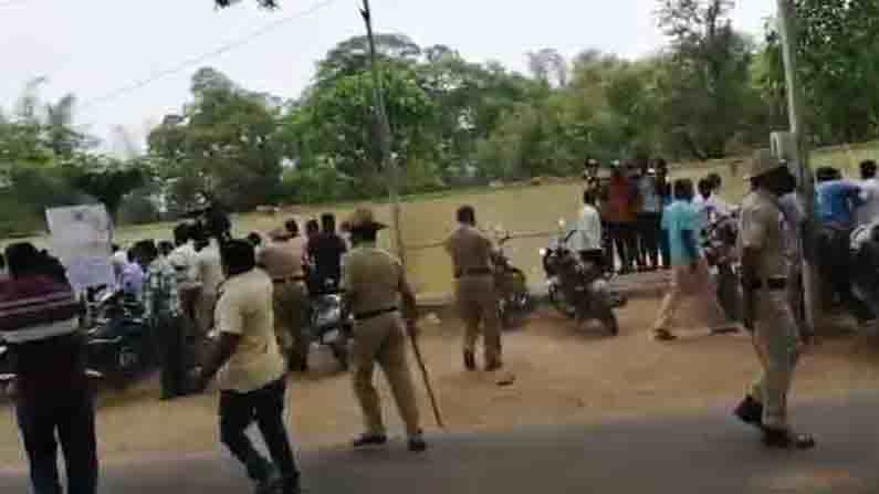 ಪೊಲೀಸರಿಂದ ಮತ್ತೆ ಲಾಠಿಚಾರ್ಜ್; ಆರೋಪ ತಳ್ಳಿ ಹಾಕಿದ ಎಜಿ ಪ್ರಭುಲಿಂಗ್ ಪೊಲೀಸರಿಂದ ಮತ್ತೆ ಲಾಠಿಚಾರ್ಜ್; ಆರೋಪ ತಳ್ಳಿ ಹಾಕಿದ ಎಜಿ ಪ್ರಭುಲಿಂಗ್