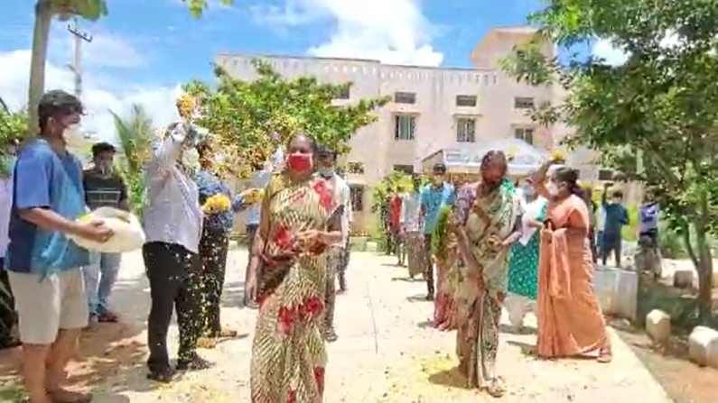 ಕೊರೊನಾದಿಂದ ಗುಣಮುಖರಾದವರಿಗೆ ಸಿಹಿ ಹಂಚಿ, ಪುಷ್ಪವೃಷ್ಟಿ ಮಾಡಿದ ಶಾಸಕ ರೇಣುಕಾಚಾರ್ಯ