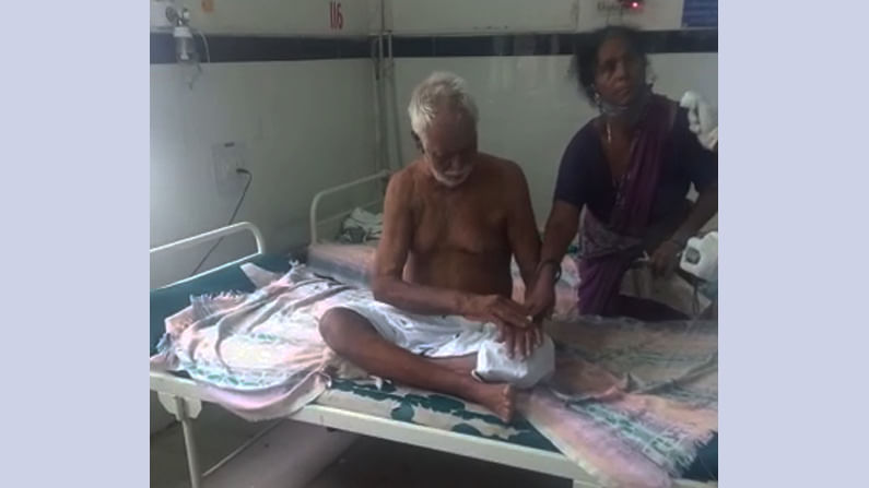 ರೋಗಿಗೆ ಹಾಕಿದ್ದ ಗ್ಲೂಕೋಸ್ ಮುಗಿದಿದ್ದರೂ ಡ್ರಿಪ್ಸ್ ತೆಗೆಯದೆ ರಿಮ್ಸ್ ಆಸ್ಪತ್ರೆ ಸಿಬ್ಬಂದಿ ನಿರ್ಲಕ್ಷ್ಯ; ಸಂಬಂಧಿಕರ ಆಕ್ರೋಶ ರೋಗಿಗೆ ಹಾಕಿದ್ದ ಗ್ಲೂಕೋಸ್ ಮುಗಿದಿದ್ದರೂ ಡ್ರಿಪ್ಸ್ ತೆಗೆಯದೆ ರಿಮ್ಸ್ ಆಸ್ಪತ್ರೆ ಸಿಬ್ಬಂದಿ ನಿರ್ಲಕ್ಷ್ಯ; ಸಂಬಂಧಿಕರ ಆಕ್ರೋಶ
