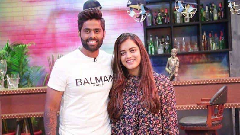 IPL 2021: ಸೂರ್ಯಕುಮಾರ್ ಯಾದವ್ ಸಾಮಾಜಿಕ ಅಂತರ ಪಾಲಿಸಿ ಪತ್ನಿಗೆ ಕಿಸ್ ಕೊಟ್ಟ ಫೊಟೊ ವೈರಲ್ IPL 2021: ಸೂರ್ಯಕುಮಾರ್ ಯಾದವ್ ಸಾಮಾಜಿಕ ಅಂತರ ಪಾಲಿಸಿ ಪತ್ನಿಗೆ ಕಿಸ್ ಕೊಟ್ಟ ಫೊಟೊ ವೈರಲ್