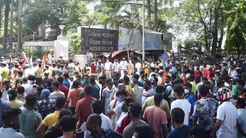 ಟಿಎಂಸಿ ನಾಯಕರ ಬಂಧನದ ಬೆನ್ನಲ್ಲೇ ಸಿಬಿಐ ಕಚೇರಿಯೆದುರು ಕಲ್ಲುತೂರಾಟ ನಡೆಸುತ್ತಿರುವ ಕಾರ್ಯಕರ್ತರು; ದೀದಿ ವಿರುದ್ಧ ದೂರು ದಾಖಲು ಟಿಎಂಸಿ ನಾಯಕರ ಬಂಧನದ ಬೆನ್ನಲ್ಲೇ ಸಿಬಿಐ ಕಚೇರಿಯೆದುರು ಕಲ್ಲುತೂರಾಟ ನಡೆಸುತ್ತಿರುವ ಕಾರ್ಯಕರ್ತರು; ದೀದಿ ವಿರುದ್ಧ ದೂರು ದಾಖಲು