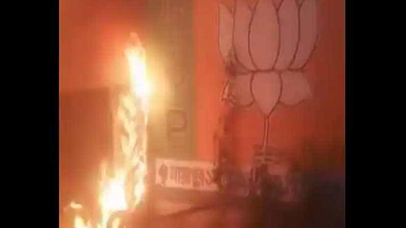 ಪಶ್ಚಿಮ ಬಂಗಾಳದಲ್ಲಿ ಹಿಂಸಾಚಾರ, ಬಿಜೆಪಿ ಕಚೇರಿ, ಕಾರ್ಯಕರ್ತರ ಮನೆಗಳಿಗೆ ಬೆಂಕಿ: ಟಿಎಂಸಿಯೇ ಹೊಣೆ ಎಂದು ಬಿಜೆಪಿ ಆರೋಪ ಪಶ್ಚಿಮ ಬಂಗಾಳದಲ್ಲಿ ಹಿಂಸಾಚಾರ, ಬಿಜೆಪಿ ಕಚೇರಿ, ಕಾರ್ಯಕರ್ತರ ಮನೆಗಳಿಗೆ ಬೆಂಕಿ: ಟಿಎಂಸಿಯೇ ಹೊಣೆ ಎಂದು ಬಿಜೆಪಿ ಆರೋಪ