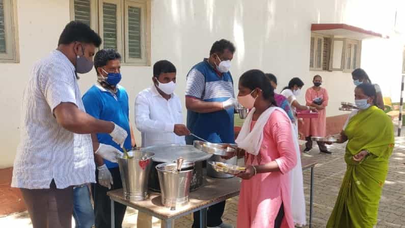 ಚಿಕ್ಕಬಳ್ಳಾಪುರ: ಕೊವಿಡ್ ಕೇರ್ ಸೆಂಟರ್ನಲ್ಲಿ ಸೋಂಕಿತರಿಗೆ ಹೋಳಿಗೆ ಊಟ ಚಿಕ್ಕಬಳ್ಳಾಪುರ: ಕೊವಿಡ್ ಕೇರ್ ಸೆಂಟರ್ನಲ್ಲಿ ಸೋಂಕಿತರಿಗೆ ಹೋಳಿಗೆ ಊಟ