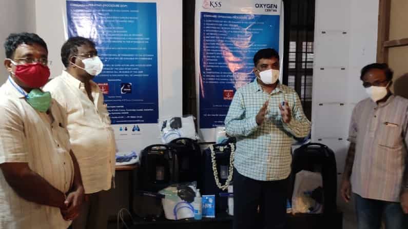 ಬೆಂಗಳೂರಿನಲ್ಲಿ ಹೋಂ ಐಸೋಲೇಶನ್ನಲ್ಲಿರುವವರಿಗೆ ಉಸಿರು ಕೊಡುತ್ತಿರುವ ‘ಕೇಶವ‘; ಆಕ್ಸಿಜನ್ ಅಗತ್ಯವಿರುವವರು ಇಲ್ಲಿ ಗಮನಿಸಿ ಬೆಂಗಳೂರಿನಲ್ಲಿ ಹೋಂ ಐಸೋಲೇಶನ್ನಲ್ಲಿರುವವರಿಗೆ ಉಸಿರು ಕೊಡುತ್ತಿರುವ ‘ಕೇಶವ‘; ಆಕ್ಸಿಜನ್ ಅಗತ್ಯವಿರುವವರು ಇಲ್ಲಿ ಗಮನಿಸಿ