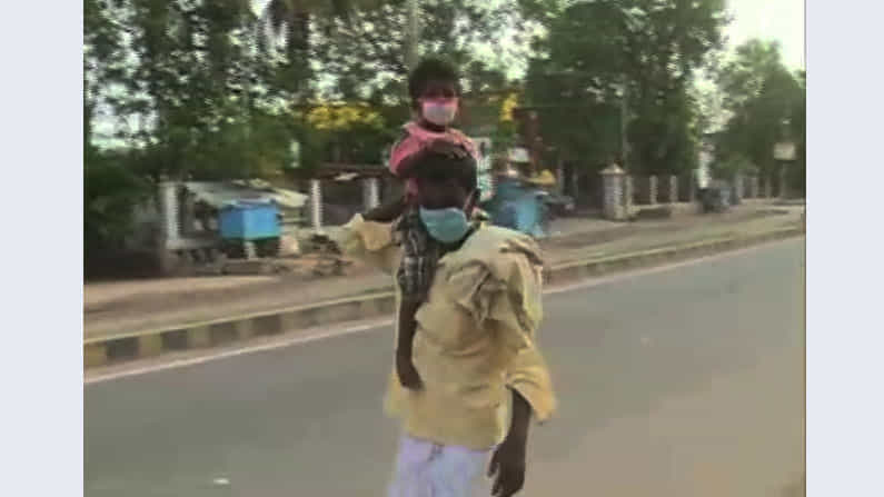 ಯಾದಗಿರಿ: ಚಿಕಿತ್ಸೆ ಕೊಡಿಸಲು ಪುತ್ರಿಯನ್ನು ಹೆಗಲ ಮೇಲೆ 8 ಕಿಲೋಮೀಟರ್ ಹೊತ್ತುಕೊಂಡು ಬಂದ ತಂದೆ ಯಾದಗಿರಿ: ಚಿಕಿತ್ಸೆ ಕೊಡಿಸಲು ಪುತ್ರಿಯನ್ನು ಹೆಗಲ ಮೇಲೆ 8 ಕಿಲೋಮೀಟರ್ ಹೊತ್ತುಕೊಂಡು ಬಂದ ತಂದೆ
