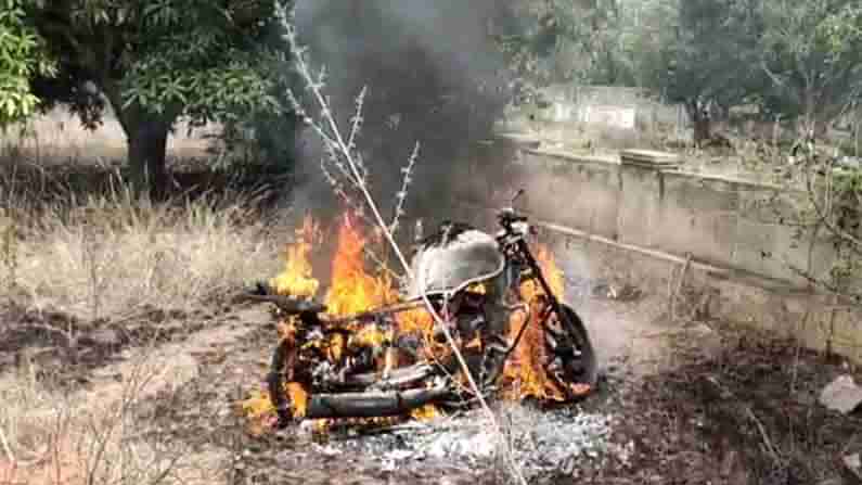 ಚಿಕ್ಕಬಳ್ಳಾಪುರ: ತೋಟದ ಮಾವಿನಕಾಯಿ ಕಿತ್ತಿದ್ದಕ್ಕೆ ಸುಟ್ಟು ಹೋಯ್ತು ಡಿಸ್ಕವರ್ ಬೈಕ್