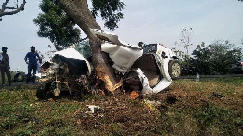 car rams in to tree near harti gadag 3 persons on way to last rites of relatives died on spot (1)