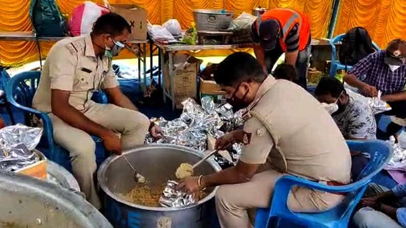 ಲಾಕ್ಡೌನ್ ಸಮಯದಲ್ಲಿ ಜನರ ಸಹಾಯಕ್ಕೆ ನಿಂತ ಚನ್ನಮ್ಮನಕೆರೆ ಅಚ್ಚುಕಟ್ಟು ಪೊಲೀಸರು ಲಾಕ್ಡೌನ್ ಸಮಯದಲ್ಲಿ ಜನರ ಸಹಾಯಕ್ಕೆ ನಿಂತ ಚನ್ನಮ್ಮನಕೆರೆ ಅಚ್ಚುಕಟ್ಟು ಪೊಲೀಸರು