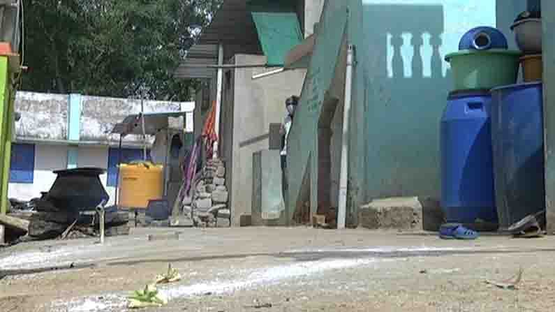 ಪಾಸಿಟಿವ್-ನೆಗೆಟಿವ್ ಇದ್ದರೂ ಒಂದೇ ಮನೆಯಲ್ಲೇ ವಾಸ.. ಯಾವ ಅಧಿಕಾರಿಗಳೂ ಸಹಾಯಕ್ಕೆ ಬರಲಿಲ್ಲ ಎಂದು ಕಣ್ಣೀರಾಕಿದ ಸೋಂಕಿತ ದಂಪತಿ ಪಾಸಿಟಿವ್-ನೆಗೆಟಿವ್ ಇದ್ದರೂ ಒಂದೇ ಮನೆಯಲ್ಲೇ ವಾಸ.. ಯಾವ ಅಧಿಕಾರಿಗಳೂ ಸಹಾಯಕ್ಕೆ ಬರಲಿಲ್ಲ ಎಂದು ಕಣ್ಣೀರಾಕಿದ ಸೋಂಕಿತ ದಂಪತಿ