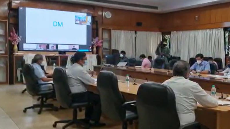 ಕೊವಿಡ್ ಕರ್ತವ್ಯನಿರತ ವಿಜಯಪುರದ ವೈದ್ಯೆ; ಡಾ. ಮೀನಾಕ್ಷಿ ಮುತ್ತಪ್ಪ ನವರ ಜೊತೆ ಮುಖ್ಯಮಂತ್ರಿ ಸಮಾಲೋಚನೆ ಕೊವಿಡ್ ಕರ್ತವ್ಯನಿರತ ವಿಜಯಪುರದ ವೈದ್ಯೆ; ಡಾ. ಮೀನಾಕ್ಷಿ ಮುತ್ತಪ್ಪ ನವರ ಜೊತೆ ಮುಖ್ಯಮಂತ್ರಿ ಸಮಾಲೋಚನೆ