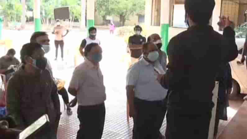 ಮಂಡ್ಯ ಕೊವಿಡ್ ಚಿಕಿತ್ಸಾ ಕೇಂದ್ರದ ಶೌಚಾಲಯದಲ್ಲಿ ಆತ್ಮಹತ್ಯೆಗೆ ಶರಣಾದ ವೃದ್ಧೆ