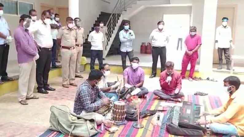ಕೊವಿಡ್ ಕೇರ್ ಸೆಂಟರ್ನಲ್ಲಿ ಸುಗಮ ಸಂಗೀತ ಕಾರ್ಯಕ್ರಮ.. ಹಾಡು ಕೇಳಿ ನೋವು ಮರೆತ ಸೋಂಕಿತರು