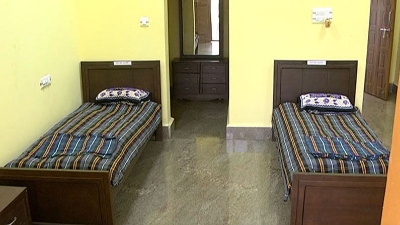 ಕೊವಿಡ್ ಕೇರ್ ಸೆಂಟರ್ಗೆ ಬಾರದ ಸೋಂಕಿತರು; ಚಿತ್ರದುರ್ಗ ಜಿಲ್ಲಾಡಳಿತದ ಯೋಜನೆ ಭಾಗಶಃ ವಿಫಲ ಕೊವಿಡ್ ಕೇರ್ ಸೆಂಟರ್ಗೆ ಬಾರದ ಸೋಂಕಿತರು; ಚಿತ್ರದುರ್ಗ ಜಿಲ್ಲಾಡಳಿತದ ಯೋಜನೆ ಭಾಗಶಃ ವಿಫಲ