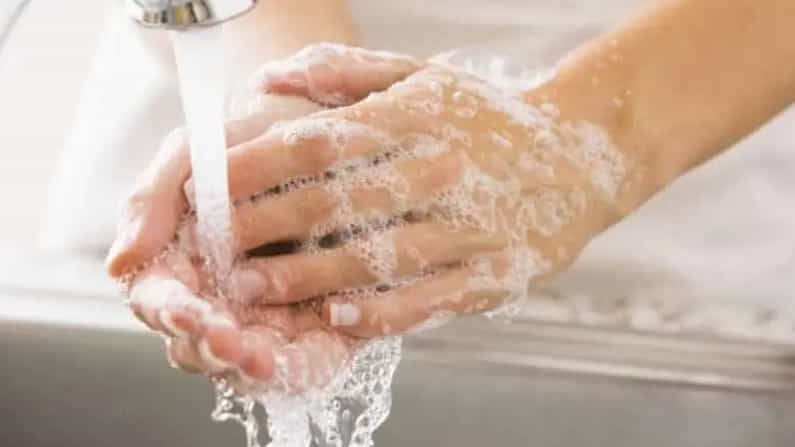 World Hand Hygiene Day 2021: ಕೈಗಳನ್ನು ಸ್ವಚ್ಛವಾಗಿಟ್ಟುಕೊಳ್ಳುವಲ್ಲಿ ನಮ್ಮ ಮೊದಲ ಆದ್ಯತೆ ಯಾವುದಾಗಿರಬೇಕು? World Hand Hygiene Day 2021: ಕೈಗಳನ್ನು ಸ್ವಚ್ಛವಾಗಿಟ್ಟುಕೊಳ್ಳುವಲ್ಲಿ ನಮ್ಮ ಮೊದಲ ಆದ್ಯತೆ ಯಾವುದಾಗಿರಬೇಕು?