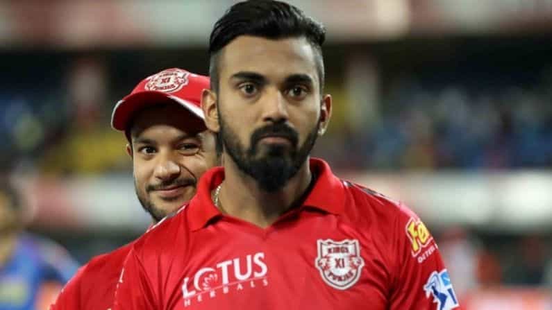 ತೀವ್ರ ಅನಾರೋಗ್ಯ ಕಾಣಿಸಿಕೊಂಡಿದ್ದರಿಂದ ಪಂಜಾಬ್ ಕಿಂಗ್ಸ್ ನಾಯಕ ಕೆ.ಎಲ್.ರಾಹುಲ್ ಅವರನ್ನು ಆಸ್ಪತ್ರೆಗೆ ದಾಖಲಿಸಲಾಗಿದೆ. ಶಸ್ತ್ರಚಿಕಿತ್ಸೆಗೆ ಮುಂಬೈಗೆ ತೆರಳಿದ್ದಾರೆ. ಅಂತಹ ಪರಿಸ್ಥಿತಿಯಲ್ಲಿ, ಐಪಿಎಲ್ 2021 ರ ಮುಂಬರುವ ಪಂದ್ಯಗಳಲ್ಲಿ ಪಂಜಾಬ್ ಕಿಂಗ್ಸ್ ನಾಯಕತ್ವವನ್ನು ಮಾಯಾಂಕ್ ಅಗರ್ವಾಲ್ ವಹಿಸಲಿದ್ದಾರೆ. ಸುದ್ದಿ ಸಂಸ್ಥೆ ಪಿಟಿಐ ಈ ಸುದ್ದಿ ನೀಡಿದೆ. ಐಪಿಎಲ್ನ 14 ಆವೃತ್ತಿಗಳಲ್ಲಿ ಮಾಯಾಂಕ್ ಅಗರ್ವಾಲ್ ಅವರು ಪಂಜಾಬ್ ತಂಡದ 13 ನೇ ನಾಯಕರಾಗಲಿದ್ದಾರೆ. ಐಪಿಎಲ್ ತಂಡಗಳಲ್ಲಿ ನಾಯಕತ್ವದ ದಾಖಲೆ ಇದು. ಮತ್ತು ಯಾವುದೇ ತಂಡಕ್ಕೆ ಇಷ್ಟು ನಾಯಕರು ಇರಲಿಲ್ಲ. ಅಂತಹ ಪರಿಸ್ಥಿತಿಯಲ್ಲಿ, ಇದುವರೆಗೆ ಪಂಜಾಬ್ ಕಿಂಗ್ಸ್ ನಾಯಕರ ಬಗ್ಗೆ ಇಲ್ಲಿದೆ ಮಾಹಿತಿ.