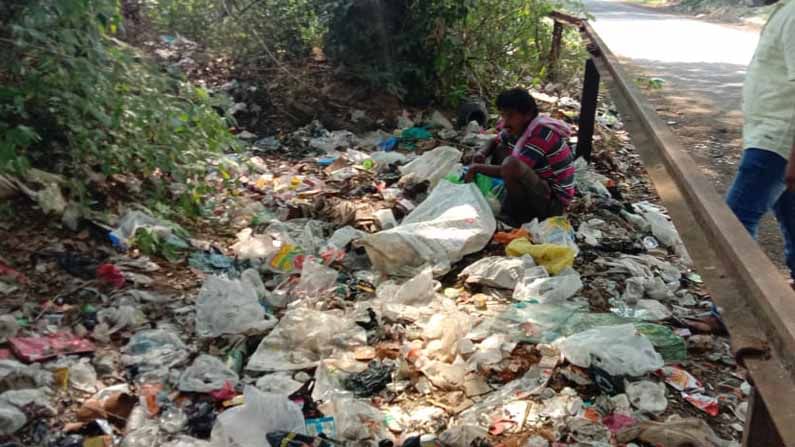 ಹಸಿವು ತಾಳಲಾರದೆ ಕಸದ ರಾಶಿಯಲ್ಲಿ ಊಟಕ್ಕೆ ಹುಡುಕಾಟ, ಹಾಸನದಲ್ಲಿ ಮನಕಲಕುವ ಘಟನೆ ಹಸಿವು ತಾಳಲಾರದೆ ಕಸದ ರಾಶಿಯಲ್ಲಿ ಊಟಕ್ಕೆ ಹುಡುಕಾಟ, ಹಾಸನದಲ್ಲಿ ಮನಕಲಕುವ ಘಟನೆ