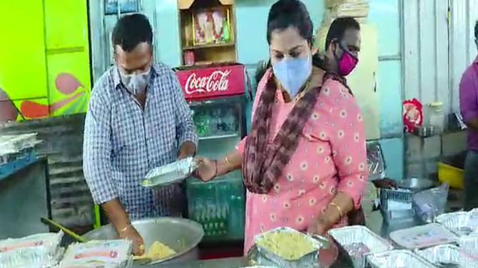 ಕೊವಿಡ್ ಸೋಂಕಿತರ ನೆರವಿಗೆ ನಿಂತ ಮಂಡ್ಯದ ಪುರಸಭೆ ಸದಸ್ಯೆ; ಸಹಾಯ ಹಸ್ತಕ್ಕೆ ಸಾರ್ವಜನಿಕರಿಂದ ಮೆಚ್ಚುಗೆ ಕೊವಿಡ್ ಸೋಂಕಿತರ ನೆರವಿಗೆ ನಿಂತ ಮಂಡ್ಯದ ಪುರಸಭೆ ಸದಸ್ಯೆ; ಸಹಾಯ ಹಸ್ತಕ್ಕೆ ಸಾರ್ವಜನಿಕರಿಂದ ಮೆಚ್ಚುಗೆ