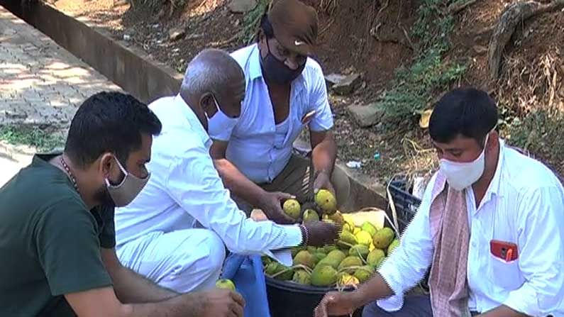 ಹಾವೇರಿ: ಹೊಟ್ಟೆ ಪಾಡಿಗೆ ಮಾವಿನ ಹಣ್ಣು ವ್ಯಾಪಾರ, ಉದ್ಯೋಗ ಖಾತ್ರಿಯತ್ತ ಮುಖ ಮಾಡಿದ ಅತಿಥಿ ಉಪನ್ಯಾಸಕರು