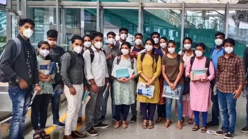 ಕೊರೊನಾ ಸೋಂಕು ನಿರ್ವಹಣೆಗೆ ದೆಹಲಿಯತ್ತ ಮಣಿಪಾಲ ಕೆಎಂಸಿ ತಂಡ; ವಿಮಾನ ನಿಲ್ದಾಣದಲ್ಲಿ ಸಿಬ್ಬಂದಿಗಳಿಗೆ ಗೌರವ