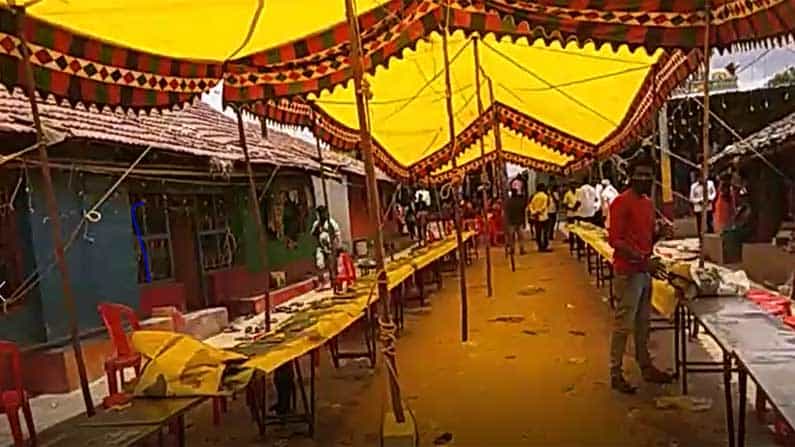 ಕೊವಿಡ್ ನಿಯಮ ಉಲ್ಲಂಘನೆ: ಅಧಿಕಾರಿಗಳನ್ನು ನೋಡುತ್ತಲೇ ವಧುವನ್ನೇ ಬಿಟ್ಟು ವರ ಪರಾರಿ! ಕೊವಿಡ್ ನಿಯಮ ಉಲ್ಲಂಘನೆ: ಅಧಿಕಾರಿಗಳನ್ನು ನೋಡುತ್ತಲೇ ವಧುವನ್ನೇ ಬಿಟ್ಟು ವರ ಪರಾರಿ!
