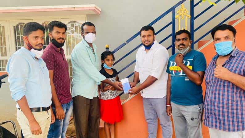 ಮಾನವೀಯತೆ ಮೆರೆದ ಯುವ ಕಾಂಗ್ರೆಸ್ ಕಾರ್ಯಕರ್ತರು; ಮೊಬೈಲ್ ಕಳುವಾಗಿದೆ ಎಂದು ಪತ್ರ ಬರೆದ ಕೊಡಗು ಬಾಲಕಿಗೆ ಹೊಸ ಫೋನ್! ಮಾನವೀಯತೆ ಮೆರೆದ ಯುವ ಕಾಂಗ್ರೆಸ್ ಕಾರ್ಯಕರ್ತರು; ಮೊಬೈಲ್ ಕಳುವಾಗಿದೆ ಎಂದು ಪತ್ರ ಬರೆದ ಕೊಡಗು ಬಾಲಕಿಗೆ ಹೊಸ ಫೋನ್!
