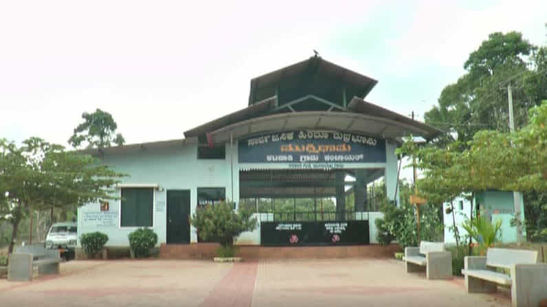 ವಾಯು ವಿಹಾರಕ್ಕಾಗಿ ರುದ್ರಭೂಮಿಯತ್ತ ಮುಖಮಾಡಿದ ಜನರು; ಹೂವಿನ ಗಿಡಗಳಿಂದ ಕಂಗೊಳಿಸುತ್ತಿದೆ ಉಡುಪಿಯ ಮುಕ್ತಿದಾಮ ವಾಯು ವಿಹಾರಕ್ಕಾಗಿ ರುದ್ರಭೂಮಿಯತ್ತ ಮುಖಮಾಡಿದ ಜನರು; ಹೂವಿನ ಗಿಡಗಳಿಂದ ಕಂಗೊಳಿಸುತ್ತಿದೆ ಉಡುಪಿಯ ಮುಕ್ತಿದಾಮ