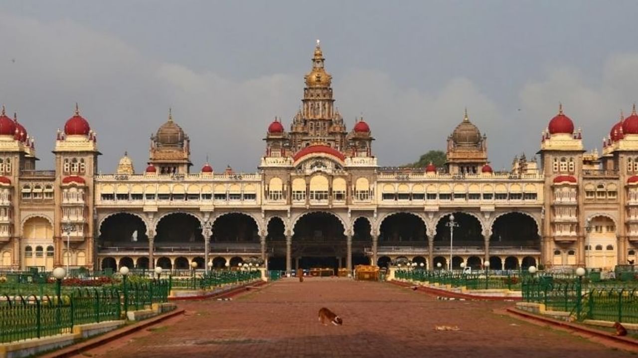 ಮೈಸೂರು: ಮೈಸೂರು ಕರ್ನಾಟಕದ ಐತಿಹಾಸಿಕ ಪಟ್ಟಣ. ಇದಕ್ಕೆ ಮಹಿಷಾಸುರ ಎಂಬ ಹೆಸರಿಡಲಾಗಿತ್ತು. ಮಹಿಷಾಸುರನ ಕಾಲದಲ್ಲಿ ಈ ಊರಿಗೆ ಮಹಿಷಾ-ಊರು ಎಂದು ಕರೆಯಲಾಗುತ್ತಿತ್ತು. ನಂತರದಲ್ಲಿ ಮೈಸೂರು ಎಂಬುದಾಗಿ ಕರೆಯಲಾಯಿತು. 