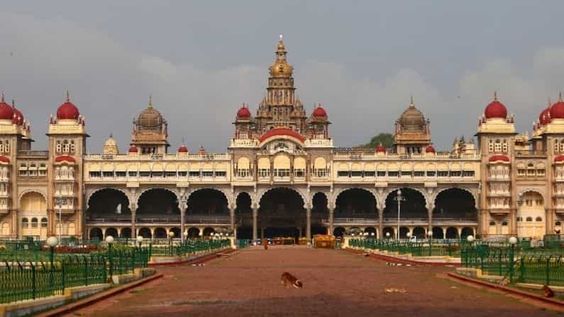 ಮೈಸೂರು: ಮೈಸೂರು ಕರ್ನಾಟಕದ ಐತಿಹಾಸಿಕ ಪಟ್ಟಣ. ಇದಕ್ಕೆ ಮಹಿಷಾಸುರ ಎಂಬ ಹೆಸರಿಡಲಾಗಿತ್ತು. ಮಹಿಷಾಸುರನ ಕಾಲದಲ್ಲಿ ಈ ಊರಿಗೆ ಮಹಿಷಾ-ಊರು ಎಂದು ಕರೆಯಲಾಗುತ್ತಿತ್ತು. ನಂತರದಲ್ಲಿ ಮೈಸೂರು ಎಂಬುದಾಗಿ ಕರೆಯಲಾಯಿತು.