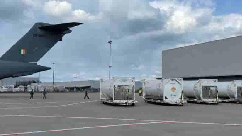 ಜರ್ಮನಿ, ಬ್ರಿಟನ್ನಿಂದ ಆಕ್ಸಿಜನ್ ಕಂಟೇನರ್ ಹೊತ್ತು ತಂದ ಭಾರತೀಯ ವಾಯುಪಡೆ