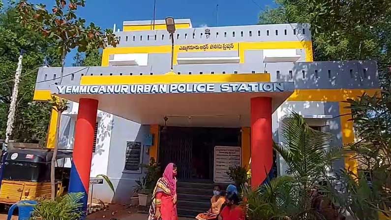 Viral News: ನಿನ್ನೆ ವಿವಾಹ ಇಂದು ಆತ್ಮಹತ್ಯೆಗೆ ಯತ್ನ; ಪೊಲೀಸ್ ಠಾಣೆಯಲ್ಲೇ ಸ್ಯಾನಿಟೈಜರ್ ಕುಡಿದ ನವಜೋಡಿ Viral News: ನಿನ್ನೆ ವಿವಾಹ ಇಂದು ಆತ್ಮಹತ್ಯೆಗೆ ಯತ್ನ; ಪೊಲೀಸ್ ಠಾಣೆಯಲ್ಲೇ ಸ್ಯಾನಿಟೈಜರ್ ಕುಡಿದ ನವಜೋಡಿ