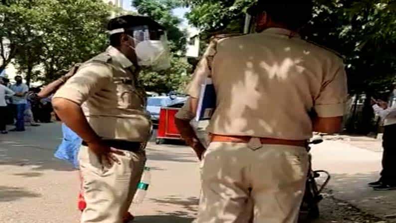 ಬೆಂಗಳೂರಿನ ವಿಕ್ಟೋರಿಯಾ ಆಸ್ಪತ್ರೆಯ ಫೂಟ್ಪಾತ್ ಬಳಿ ವ್ಯಕ್ತಿಯ ಶವ ಪತ್ತೆ ಬೆಂಗಳೂರಿನ ವಿಕ್ಟೋರಿಯಾ ಆಸ್ಪತ್ರೆಯ ಫೂಟ್ಪಾತ್ ಬಳಿ ವ್ಯಕ್ತಿಯ ಶವ ಪತ್ತೆ