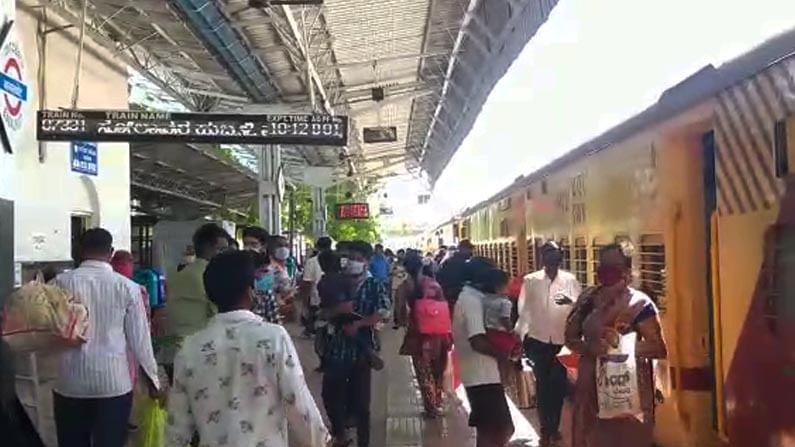 ಬಾಗಲಕೋಟೆ ರೈಲ್ವೆ ನಿಲ್ದಾಣದಲ್ಲಿ ಕೊವಿಡ್ ಟೆಸ್ಟ್ ಮಾಡುವವರೇ ಇಲ್ಲ; ಪ್ರಯಾಣಿಕರು ನೇರವಾಗಿ ಮನೆಯತ್ತ ಬಾಗಲಕೋಟೆ ರೈಲ್ವೆ ನಿಲ್ದಾಣದಲ್ಲಿ ಕೊವಿಡ್ ಟೆಸ್ಟ್ ಮಾಡುವವರೇ ಇಲ್ಲ; ಪ್ರಯಾಣಿಕರು ನೇರವಾಗಿ ಮನೆಯತ್ತ