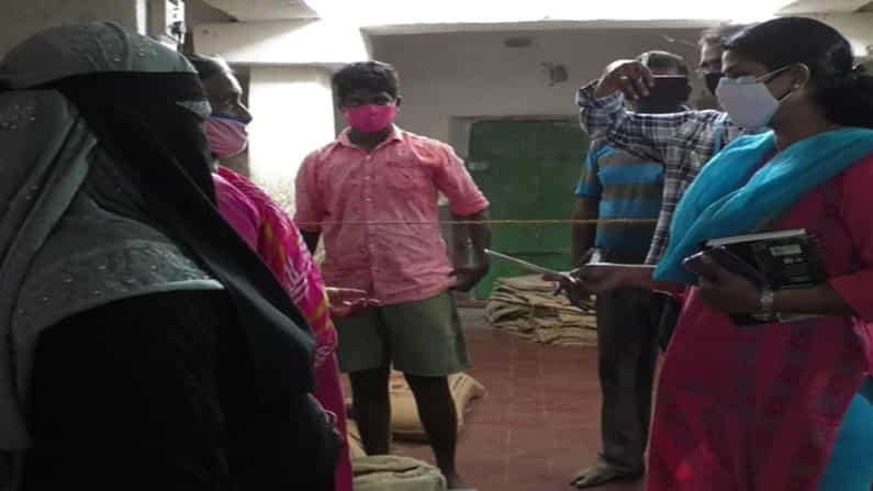 ನ್ಯಾಯಬೆಲೆ ಅಂಗಡಿ ಮಾಲಿಕರಿಂದ ಹಗಲು ದರೋಡೆ; ಅನ್ನ ಭಾಗ್ಯ ಫಲಾನುಭವಿಗಳಿಂದ ಹಣ ಪಡೆದು ದವಸ ಧಾನ್ಯ ವಿತರಣೆ ನ್ಯಾಯಬೆಲೆ ಅಂಗಡಿ ಮಾಲಿಕರಿಂದ ಹಗಲು ದರೋಡೆ; ಅನ್ನ ಭಾಗ್ಯ ಫಲಾನುಭವಿಗಳಿಂದ ಹಣ ಪಡೆದು ದವಸ ಧಾನ್ಯ ವಿತರಣೆ