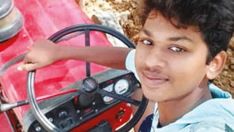 Selfie Death: ಟ್ರ್ಯಾಕ್ಟರ್ ಮೇಲೆ ಕುಳಿತು ಸೆಲ್ಫಿ ತೆಗೆಯಲು ಮುಂದಾದ ಯುವಕನ ಸಾವು; 60 ಅಡಿ ಬಾವಿಗೆ ಬಿದ್ದು ಮೃತ Selfie Death: ಟ್ರ್ಯಾಕ್ಟರ್ ಮೇಲೆ ಕುಳಿತು ಸೆಲ್ಫಿ ತೆಗೆಯಲು ಮುಂದಾದ ಯುವಕನ ಸಾವು; 60 ಅಡಿ ಬಾವಿಗೆ ಬಿದ್ದು ಮೃತ
