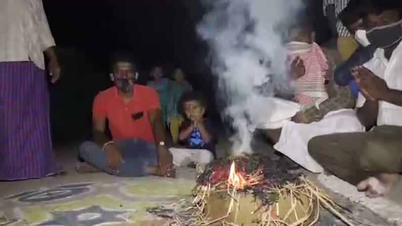 ಮನೆ ಮುಂದೆ ಬೆಂಕಿ ಕೊಂಡ ಹಾಕಿ ಮಾರಮ್ಮನಿಗೆ ಪೂಜೆ: ಮಾಜಿ ಸಿಎಂ ಸಿದ್ದರಾಮಯ್ಯ ಹುಟ್ಟೂರು ಸಿದ್ದರಾಮನಹುಂಡಿಯಲ್ಲಿ ವಿಶೇಷ ಪೂಜೆ ಮನೆ ಮುಂದೆ ಬೆಂಕಿ ಕೊಂಡ ಹಾಕಿ ಮಾರಮ್ಮನಿಗೆ ಪೂಜೆ: ಮಾಜಿ ಸಿಎಂ ಸಿದ್ದರಾಮಯ್ಯ ಹುಟ್ಟೂರು ಸಿದ್ದರಾಮನಹುಂಡಿಯಲ್ಲಿ ವಿಶೇಷ ಪೂಜೆ