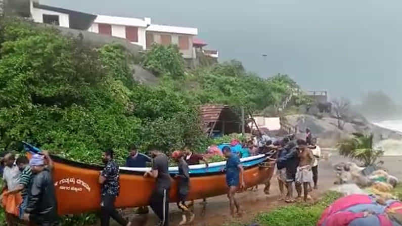Cyclone Tauktae: ತೌಕ್ತೆ ಚಂಡಮಾರುತ್ತಕ್ಕೆ ನಲಗಿದ ಕರ್ನಾಟಕ; ಮಂಗಳೂರು, ಉಡುಪಿ, ಉತ್ತರ ಕನ್ನಡ ಭಾಗದಲ್ಲಿ ಹೆಚ್ಚಿದ ಆತಂಕ Cyclone Tauktae: ತೌಕ್ತೆ ಚಂಡಮಾರುತ್ತಕ್ಕೆ ನಲಗಿದ ಕರ್ನಾಟಕ; ಮಂಗಳೂರು, ಉಡುಪಿ, ಉತ್ತರ ಕನ್ನಡ ಭಾಗದಲ್ಲಿ ಹೆಚ್ಚಿದ ಆತಂಕ
