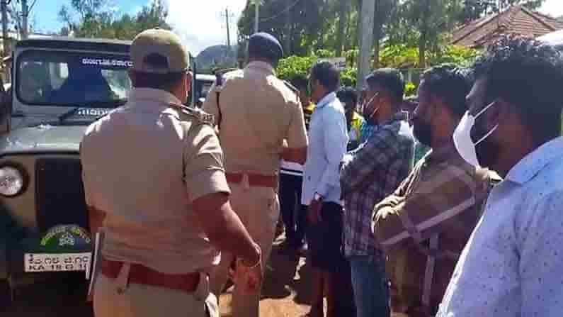 ಕೊವಿಡ್ ಟೈಮ್ನಲ್ಲಿ ಅಧಿಕಾರಿಗಳ ಮೋಜು-ಮಸ್ತಿ.. ಘೇರಾವ್ ಮಾಡಿ ತರಾಟೆಗೆ ತೆಗೆದುಕೊಂಡ ಗ್ರಾಮಸ್ಥರು