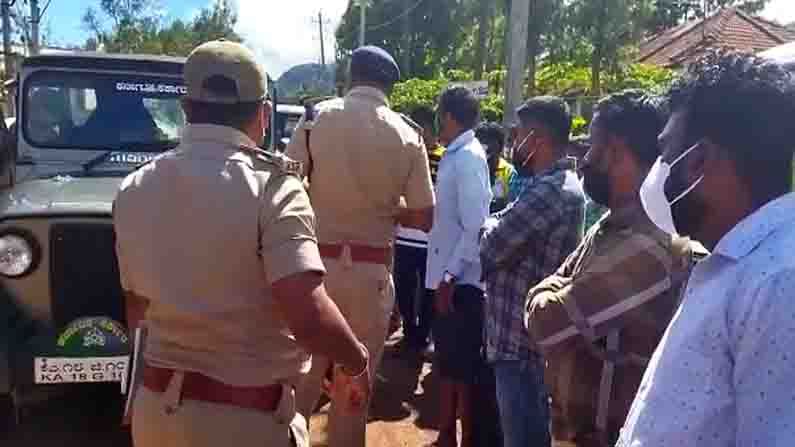 ಕೊವಿಡ್ ಟೈಮ್ನಲ್ಲಿ ಅಧಿಕಾರಿಗಳ ಮೋಜು-ಮಸ್ತಿ.. ಘೇರಾವ್ ಮಾಡಿ ತರಾಟೆಗೆ ತೆಗೆದುಕೊಂಡ ಗ್ರಾಮಸ್ಥರು ಕೊವಿಡ್ ಟೈಮ್ನಲ್ಲಿ ಅಧಿಕಾರಿಗಳ ಮೋಜು-ಮಸ್ತಿ.. ಘೇರಾವ್ ಮಾಡಿ ತರಾಟೆಗೆ ತೆಗೆದುಕೊಂಡ ಗ್ರಾಮಸ್ಥರು