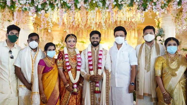 ಐಶ್ವರ್ಯಾ ಹಾಗೂ ರೋಹಿತ್ ಫೋಟೋಗಳು ಸಾಮಾಜಿಕ ಜಾಲತಾಣದಲ್ಲಿ ವೈರಲ್ ಆಗಿದೆ. ನವ ದಂಪತಿಗೆ ಎಲ್ಲರೂ ಶುಭಾಶಯಗಳ ಮಳೆ ಸುರಿಸಿದ್ದಾರೆ. ಕೊವಿಡ್ ಸಂಖ್ಯೆಗಳು ಕಡಿಮೆ ಆದ ನಂತರದಲ್ಲಿ ಚೆನ್ನೈನಲ್ಲಿ ಅದ್ದೂರಿಯಾಗಿ ಆರತಕ್ಷತೆ ನಡೆಸಲು ನಿರ್ದೇಶಕ ಶಂಕರ್ ನಿರ್ಧರಿಸಿದ್ದಾರೆ. ಈ ವೇಳೆ ಫಿಲ್ಮ್ ಇಂಡಸ್ಟ್ರಿಯ ಸಾಕಷ್ಟು ಜನರಿಗೆ ಆಮಂತ್ರಣ ಸಿಗುವ ಸಾಧ್ಯತೆ ಇದೆ.