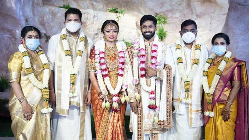 ಸಾಕಷ್ಟು ಹಿಟ್ ಚಿತ್ರಗಳನ್ನು ನೀಡಿದ ಖ್ಯಾತ ನಿರ್ದೇಶಕ ಎಸ್. ಶಂಕರ್ ಮಗಳು ಐಶ್ವರ್ಯಾ ಅವರು ಕ್ರಿಕೆಟಿಗ ರೋಹಿತ್ ದಾಮೋದರನ್ ಜತೆ ಇಂದು (ಜೂನ್ 27) ಹಸೆಮಣೆ ಎರಿದ್ದಾರೆ. ತಮಿಳುನಾಡು ರಾಜಕಾರಣಿಗಳು ಮದುವೆಗೆ ಆಗಮಿಸಿ ನವ ದಂಪಯಿಯನ್ನು ಹರಸಿದ್ದಾರೆ.